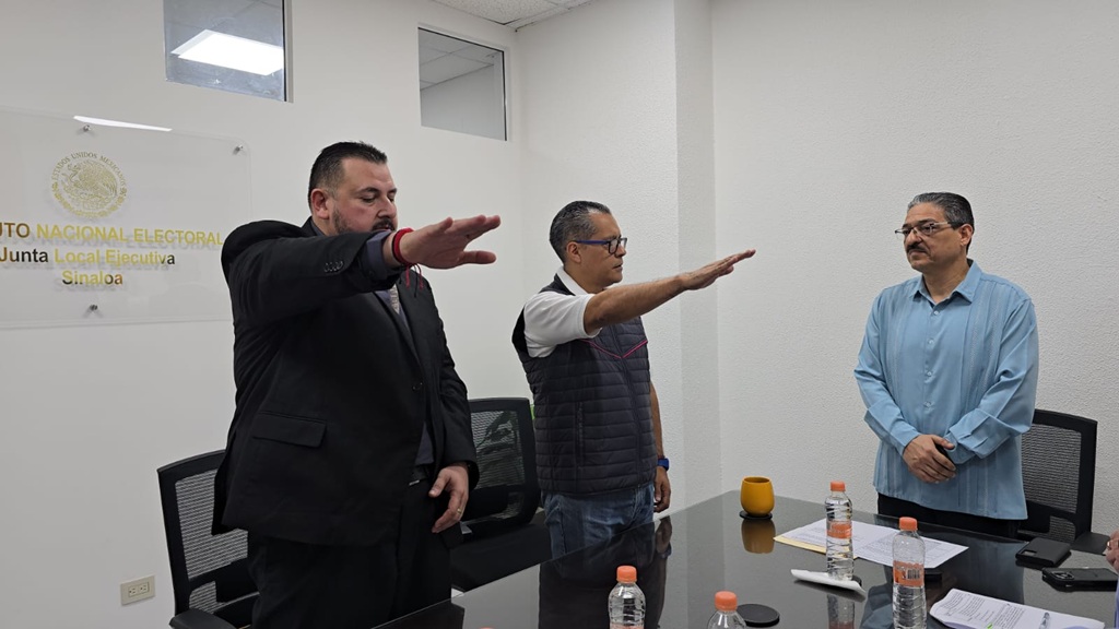 Dos hombres con el brazo derecho extendido al frente