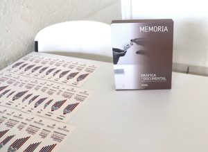 un libro sobre una mesa