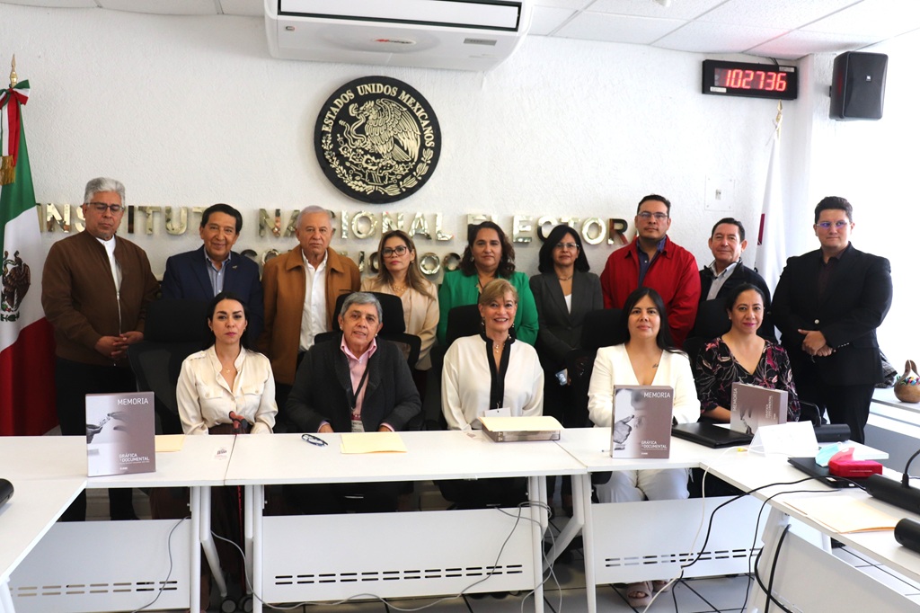 varias personas sentadas y de pie para fotografía oficial