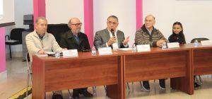 cuatro hombres adultos y una niña sentados