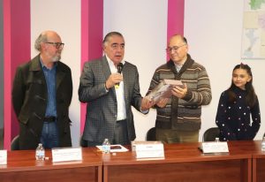 tres hombres adultos y una niña de pie