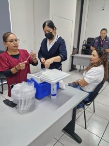 dos enfermeras preparando unas jeringas