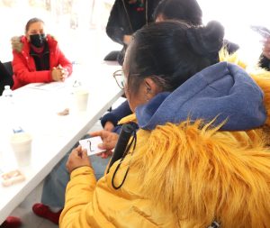 mujer con discapacidad visual sentada