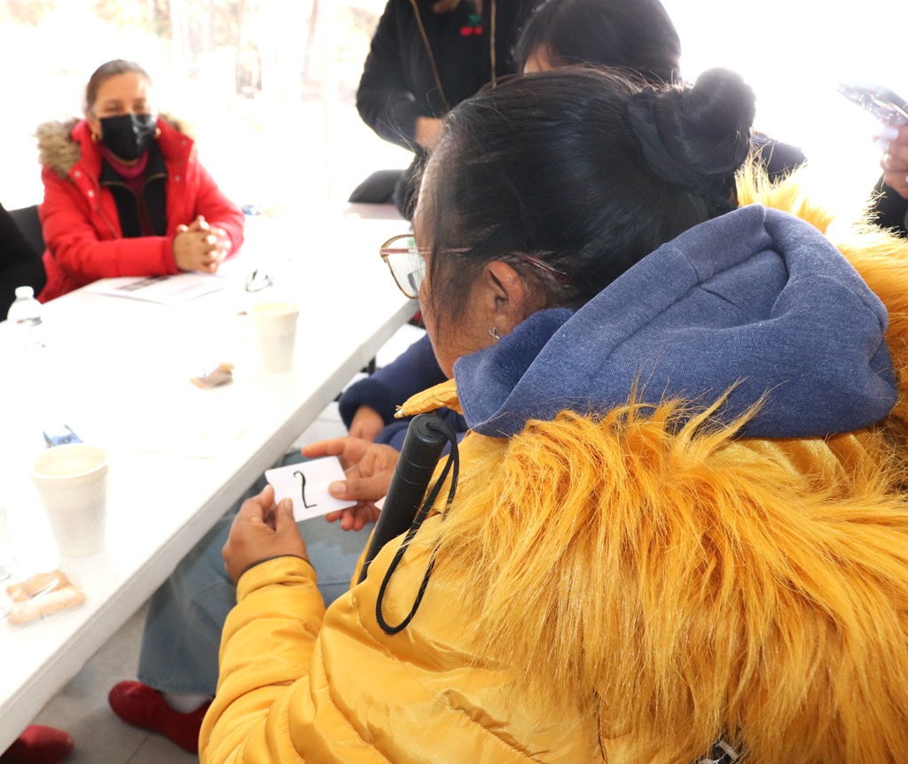 mujer con discapacidad visual sentada