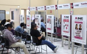 personas sentadas en una oficina del INE