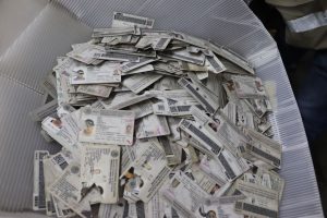 caja con credenciales para votar sin validez