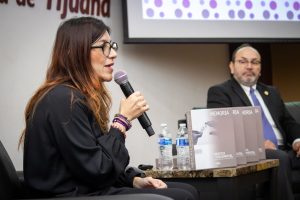 mujer sentada hablando a través de un micrófono