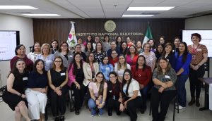 muchas mujeres posando para la foto