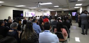 varias personas reunidas en un salón