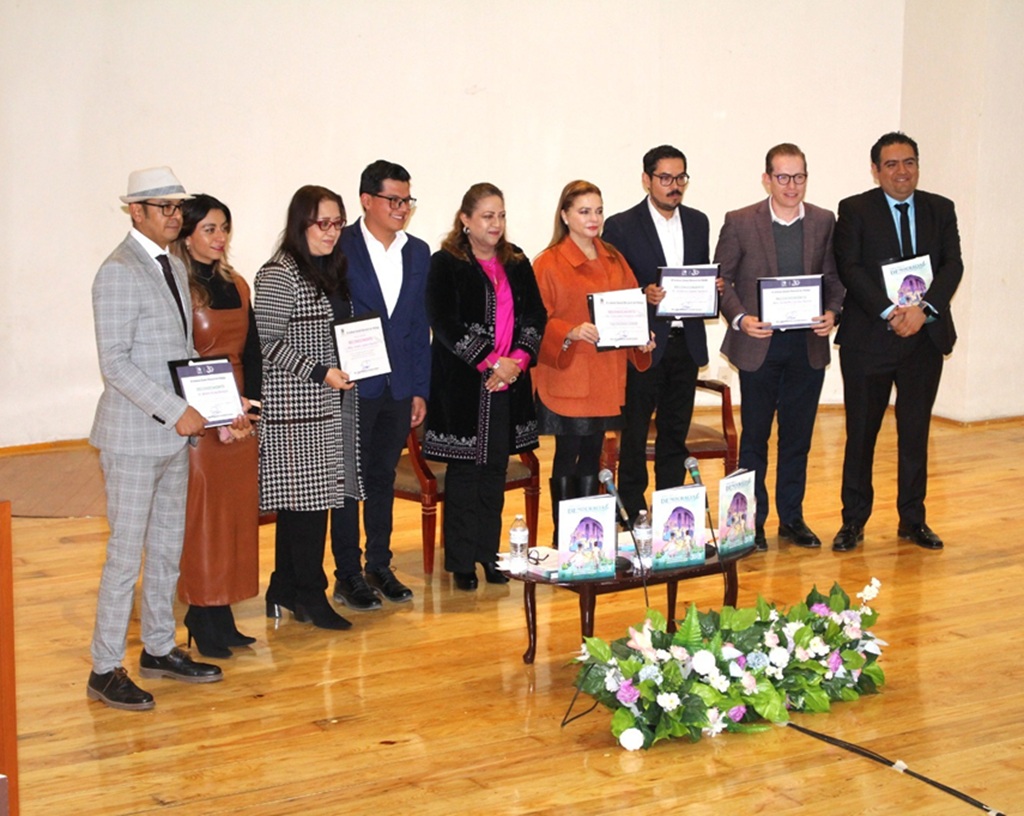 varias personas de pie sosteniendo un documento