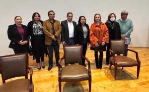 Varias personas de pie posando para la fotografía oficial