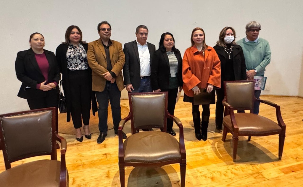 Varias personas de pie posando para la fotografía oficial