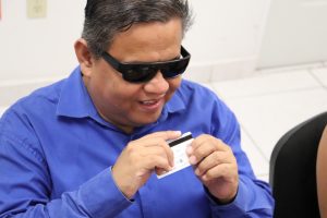 hombre con debilidad visual sosteniendo una credencial para votar