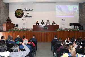 personas sentadas en un auditorio