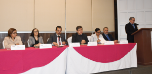 tres mujeres y tres hombres en un pódium