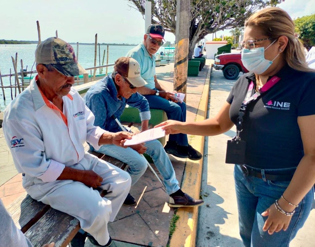 Caes trabajando con tapabocas por medidas sanitarias