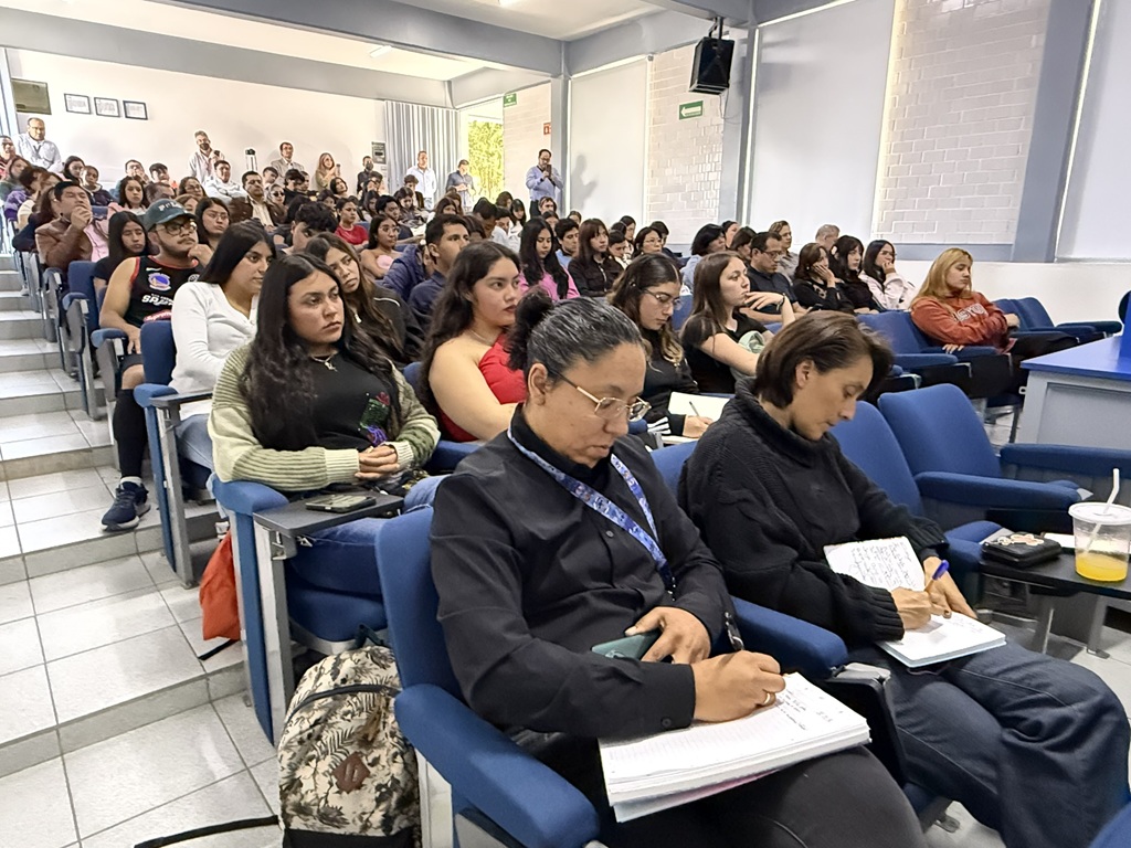 personas sentada en las  butacas de un auditorio