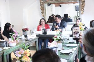 varias personas sentadas alrededor de una mesa