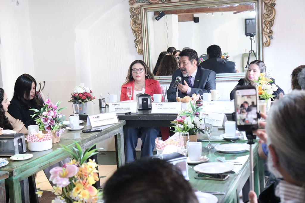 varias personas sentadas alrededor de una mesa