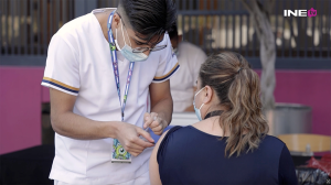 Mujer siendo vacunada en las oficinas centrales del INE