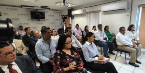 varias personas sentadas en un salón