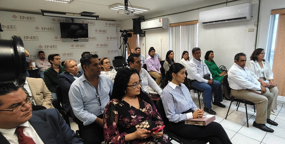 varias personas sentadas en un salón
