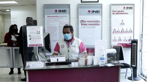 Empleado de módulo de atención ciudadana del INE en su cubículo