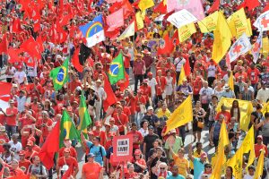 Miles de personas se manifiestan en Brasil