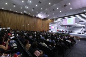 Personas participantes y público asistente sentadas en el auditorio del Instituto.