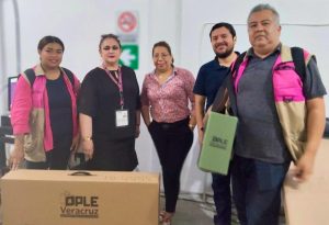 Capacitadores Asistentes Electorales y funcionarios de casilla posando para la foto con paquetes electorales.