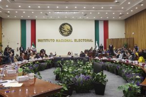 Salón de sesiones con la participación de las personas Consejeras Electorales y representantes de partidos políticos.