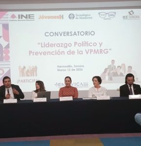 Cinco personas sentadas detrás de una mesa