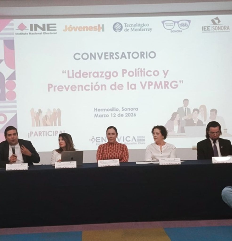 Cinco personas sentadas detrás de una mesa