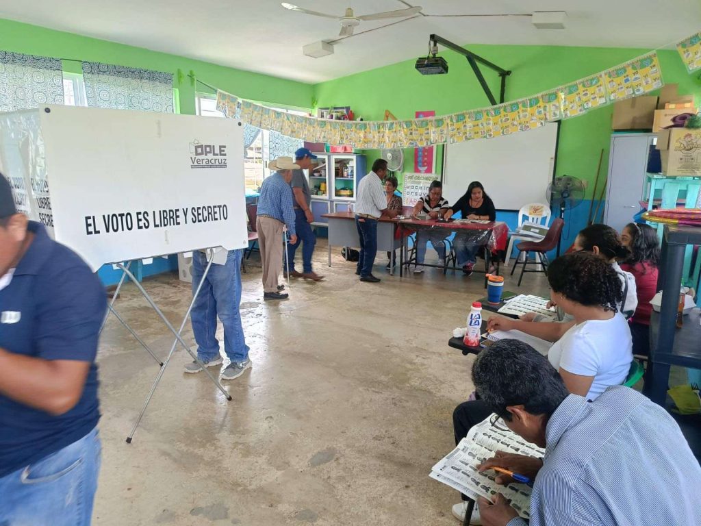 Imagen de la casilla, funcionarios de casilla y personas formadas para votar.
