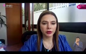 Pantalla con la Consejera Electoral Carla Humphrey Jordan en su participación en la sesión.