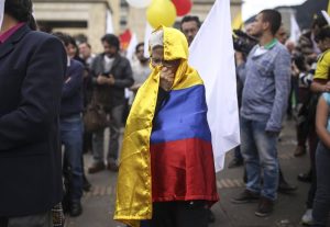 Persona envuelta en bandera de Colombia