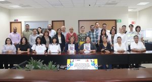 varias personas sentadas y de pie posando para fotografía oficial