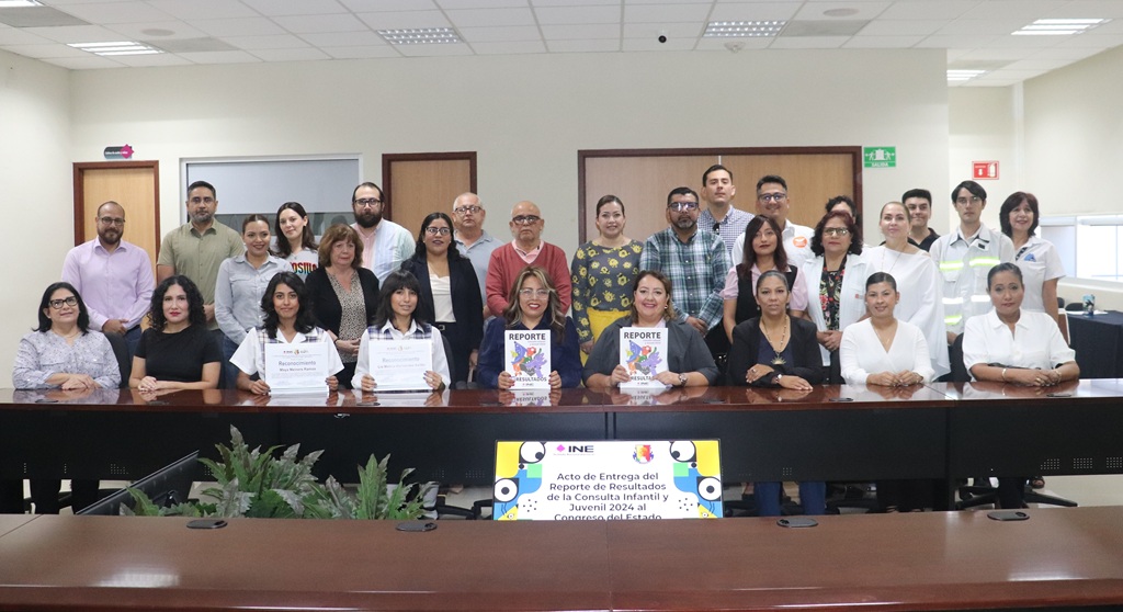 varias personas sentadas y de pie posando para fotografía oficial