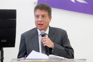 Hombre sentado hablando con micrófono