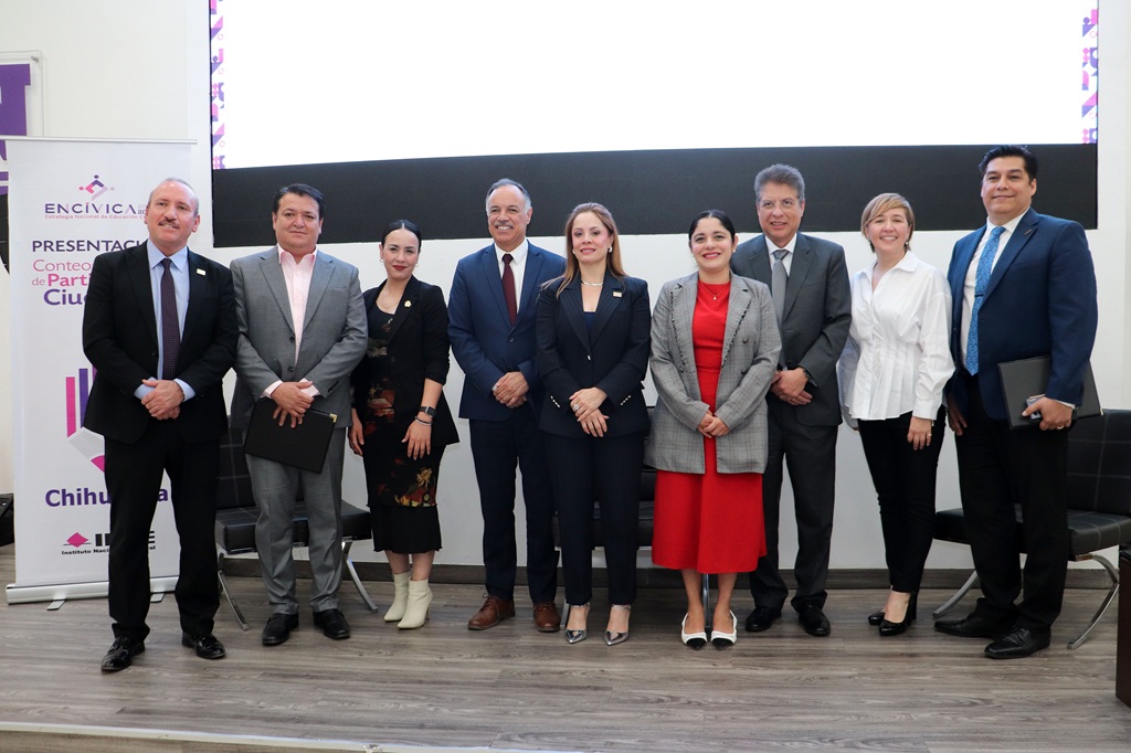 varias personas de pie posando para la foto