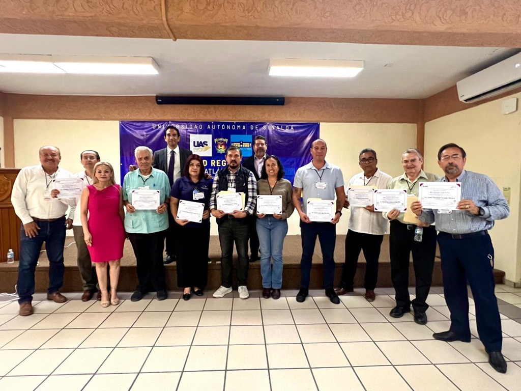 varias personas de pie sosteniendo un diploma