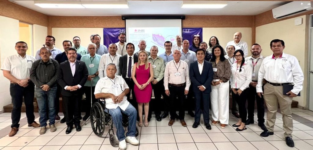 varias personas de pie posando para la foto oficial