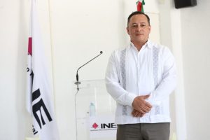 Hombre de pie vestido con camisa blanca