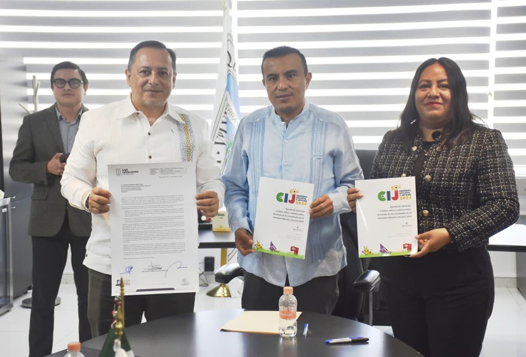 dos hombres y una mujer de pies sosteniendo un cuaderno de pasta blanca