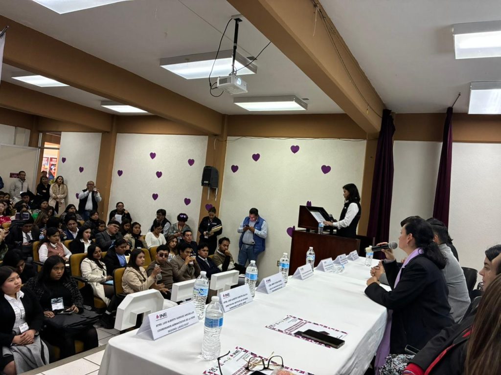 personas reunidas en un salón