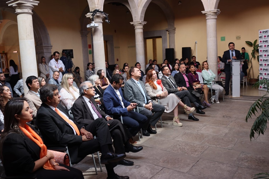 varias personas sentadas en silla colocadas en un patio