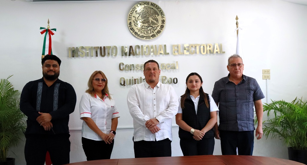 Cinco personas, dos mujeres y tres hombres de pie 