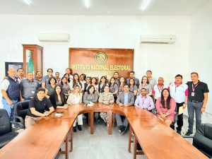 varias personas sentadas y de pie posando para la fotografía