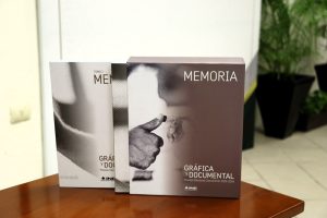 Un libro con una portada en blanco y negro sobre una mesa de madera