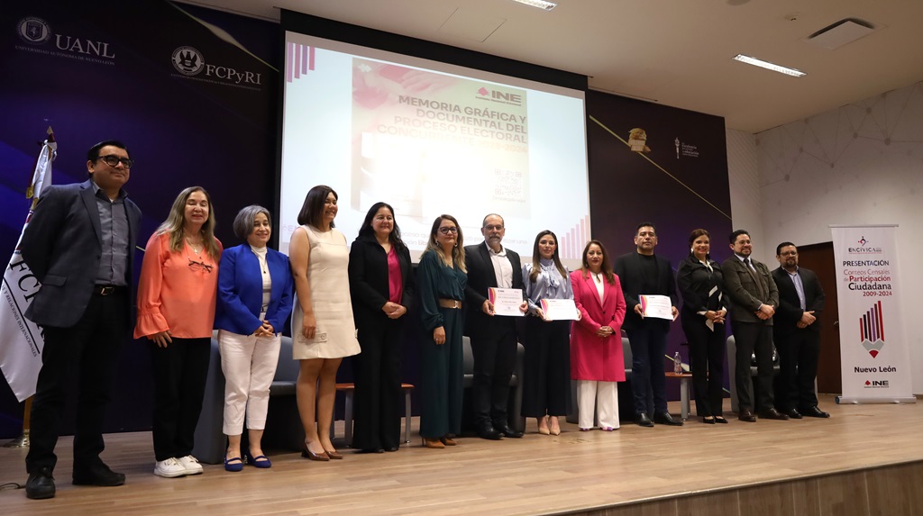 Trece personas de pie reunidas vestidas formalmente